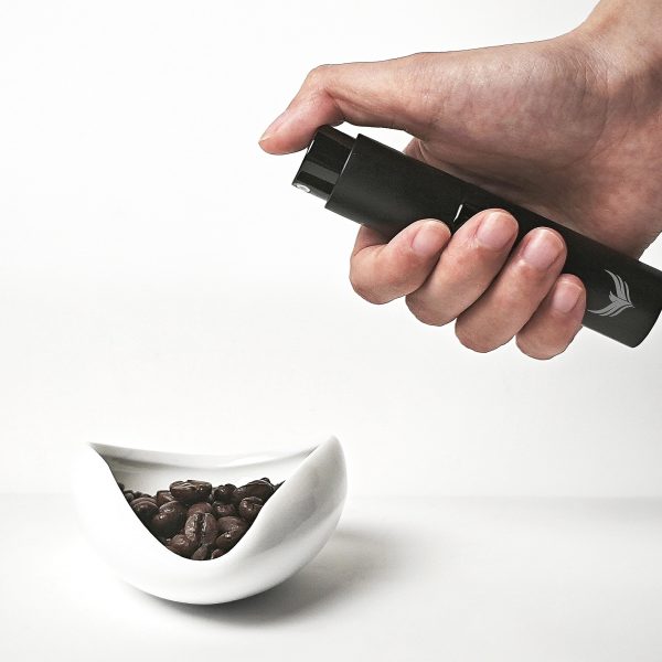 Bandeja dosificadora de café con aspersor para eliminar estática