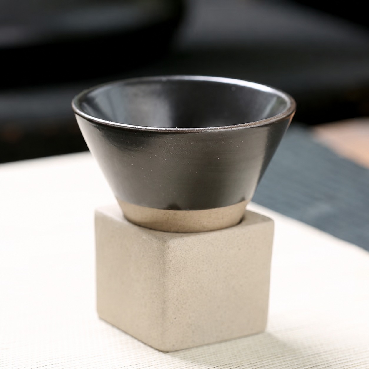 Taza cónica de cerámica negra de 100 ml"