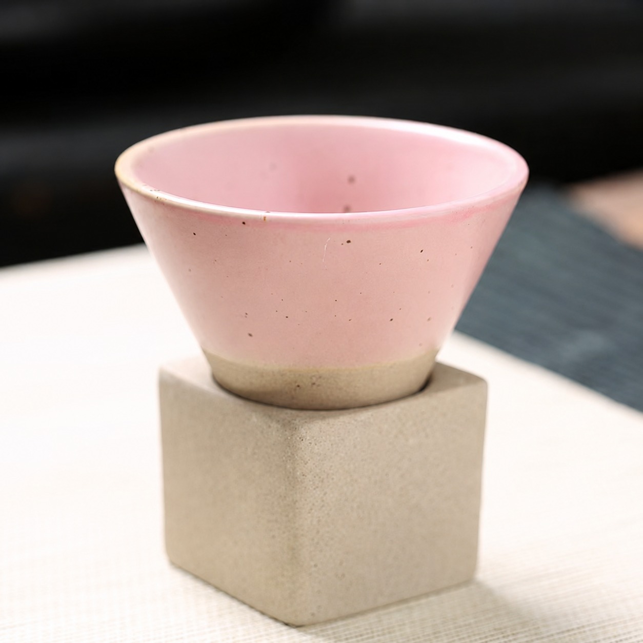 Taza cónica de cerámica rosa de 100 ml